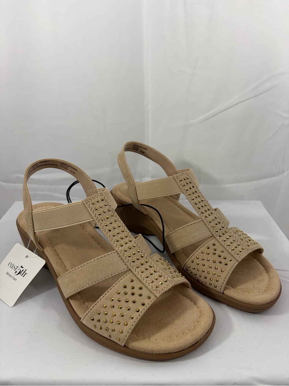 NWT East 5th Women’s Size 7.5 Brown Studded T-Strap Comfort Sandals